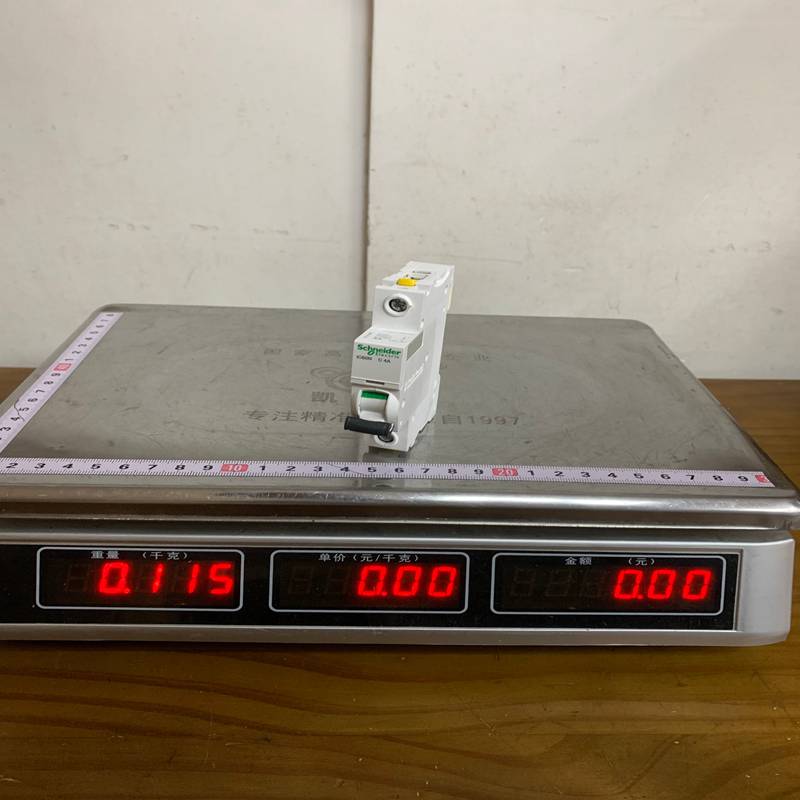 Schneider A9F04104 (3)